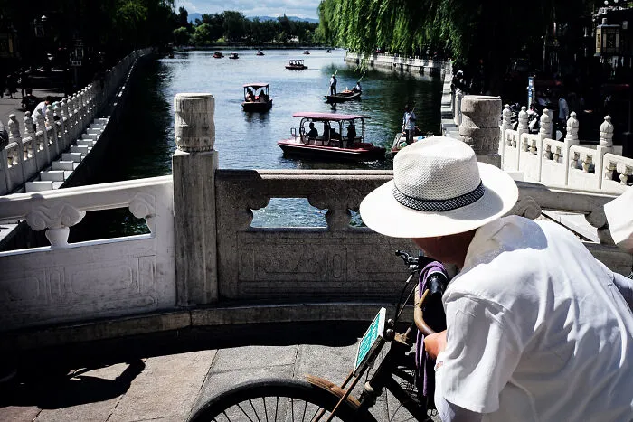 This Photographer Captures Interesting Moments In Beijing (20 Pics)
