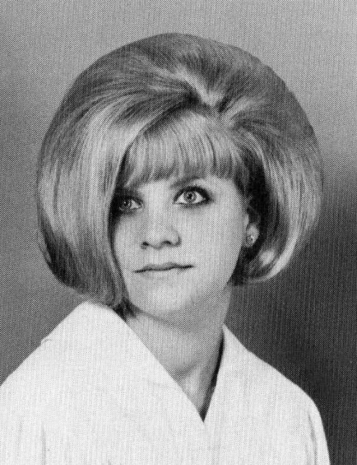 50 Peinados femeninos de la década de los 60 que van de lo increíble a lo estrambótico