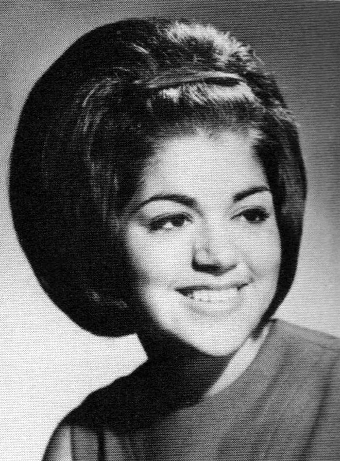 50 Peinados femeninos de la década de los 60 que van de lo increíble a lo estrambótico