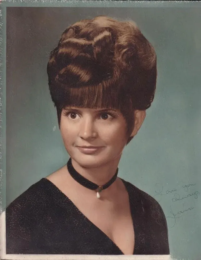 50 Peinados femeninos de la década de los 60 que van de lo increíble a lo estrambótico