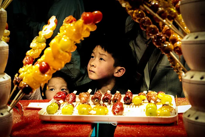 This Photographer Captures Interesting Moments In Beijing (20 Pics)