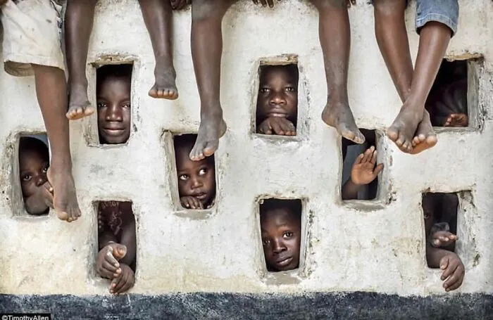 33 Highly Amusing Street Photos Shared On This Instagram Page (New Pics)