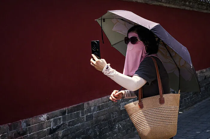 This Photographer Captures Interesting Moments In Beijing (20 Pics)