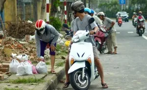 People In Da Nang Fight Against Typhoon Haiyan (30 Pics)