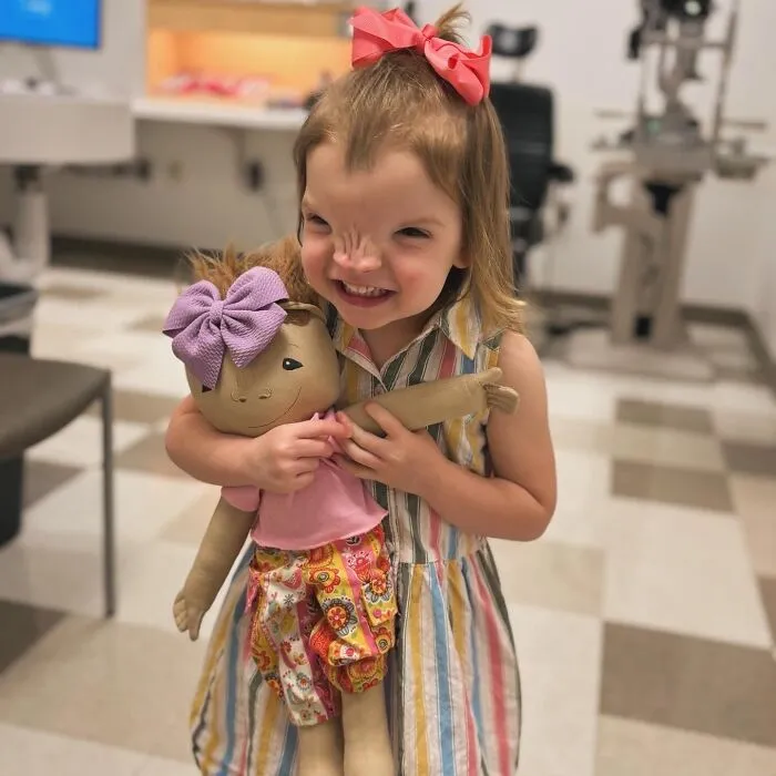 Woman Creates Dolls That Fit Each Child’s Needs While Representing Their Rare Health Conditions (26 New Pics)