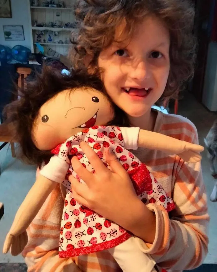 Woman Creates Dolls That Fit Each Child’s Needs While Representing Their Rare Health Conditions (26 New Pics)