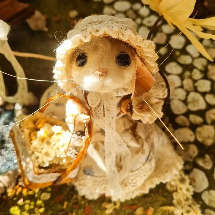 Artist Creates Adorable Felted Wool Mice Dressed In Whimsical Outfits (20 Pics)