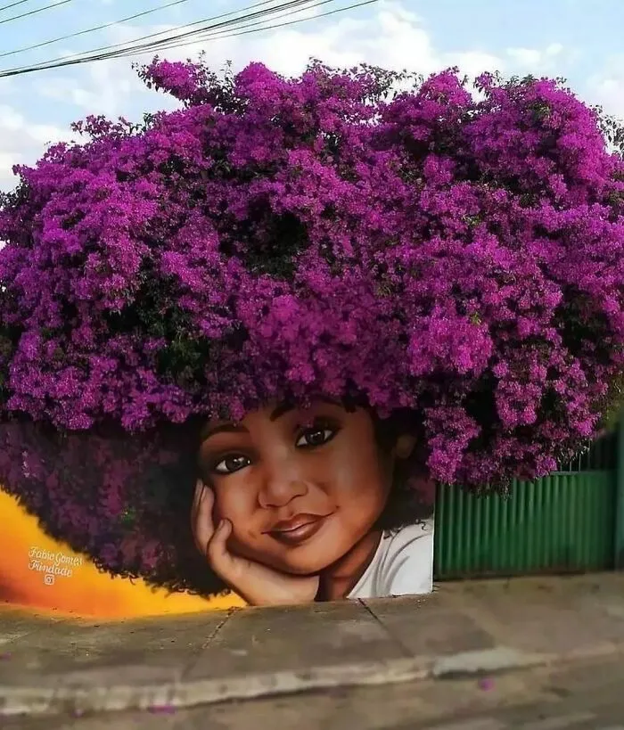 El artista callejero brasileño @fabiogomestrindade crea murales con retratos de mujeres y niños que llevan las ramas de los árboles como «pelo»
