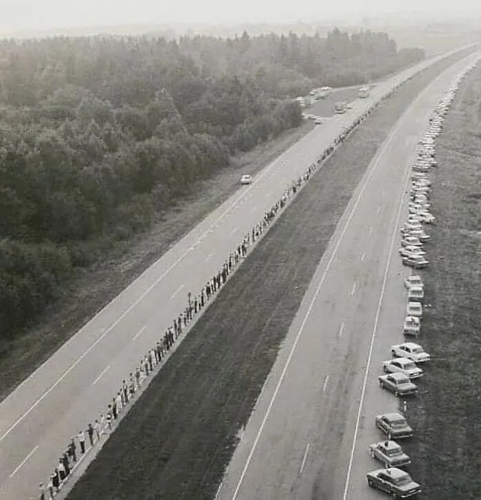 El 23 de agosto de 1989, 2 millones de personas de Lituania, Estonia y Letonia se cogieron de la mano y formaron una cadena humana de 675,5 kilómetros de longitud.