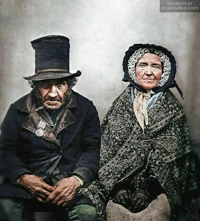 Fotografía de un veterano británico de las guerras napoleónicas posando con su esposa. Fue tomada hacia 1860, 45 años después de la batalla de Waterloo.
