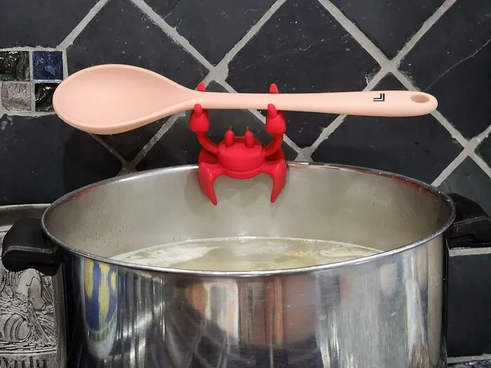 Keep Your Countertops Clear And Your Utensils Tidy With The Delightful <a Style="Display:inline;" Href="Https://Www.amazon.com/Dp/B07vlbvqbp?ascsubtag=7682742%2c2%2c27%2cd%2c0%2c0%2c0%2c900%3a2%3b974%3a1%3b1125%3a2%3b1338%3a1%3b1352%3a1%2c46982619%2c0%2c0%2cgoogle&aa_adgroupid=lv_r7y4trxbvzx4mcuov4&aa_campaignid=lv_ucne1zcf0tyjayi0bg&maas=maas_adg_api_581248863858112267_static_9_129&m=a1fwiw6rvm5xdb&aa_creativeid=lv_kl6qnfeqwr1sekmgbk&btn_ref=srctok-C1024ab722efdae2&linkcode=ll1&tag=bpelk-20&linkid=5e899d12843394e9c262d3b567045864&language=en_us&ref_=as_li_ss_tl" Target="_blank"><span Style="Font: Inherit; Color: #d74b1f;"> Crab Silicone Utensil Rest</Span>, A Playful Yet Practical Kitchen Companion That's Shell-Abulous