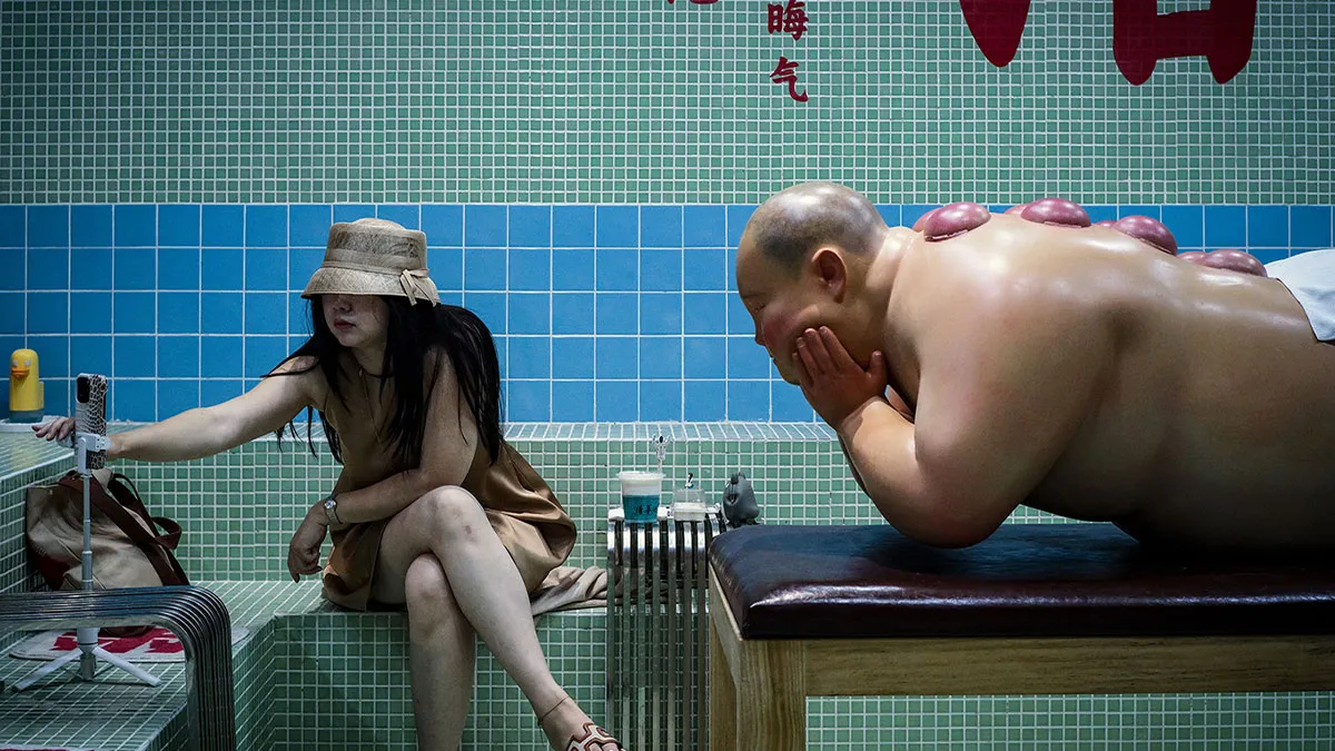 This Photographer Captures Interesting Moments In Beijing (20 Pics)
