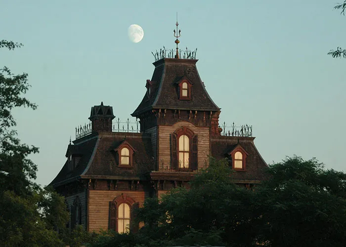 50 Haunted House Employees Share The Things People Did To Make Them Break Character