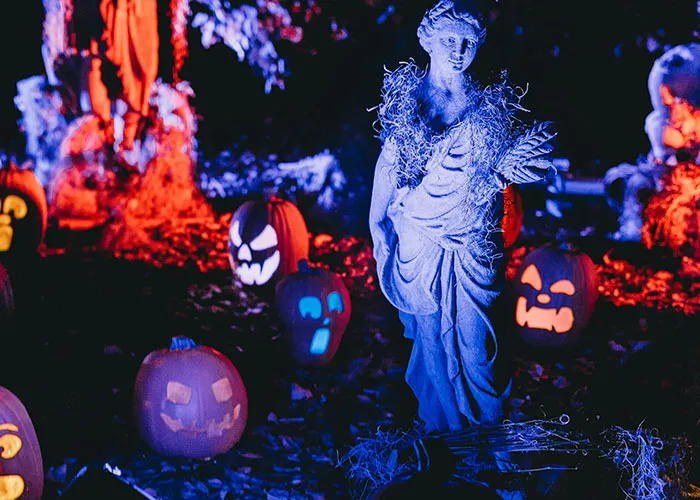 50 Haunted House Employees Share The Things People Did To Make Them Break Character