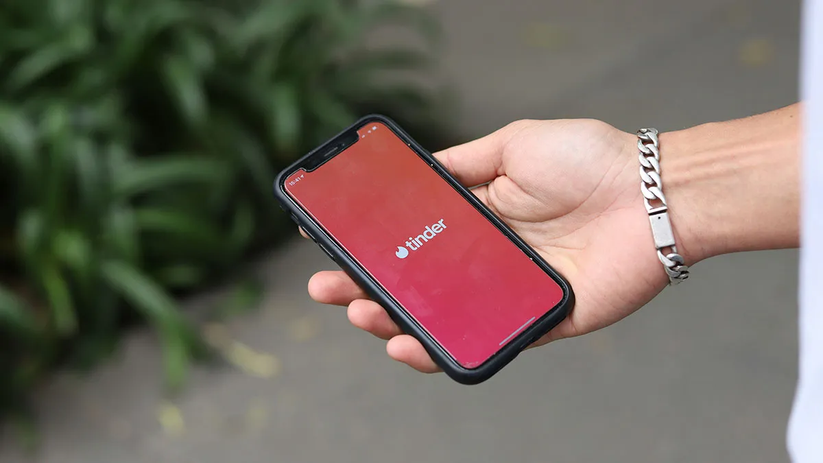 Pregnant Wife’s Friend Exposes Man’s Double Life, He Scrambles To Explain His Active Tinder Profile