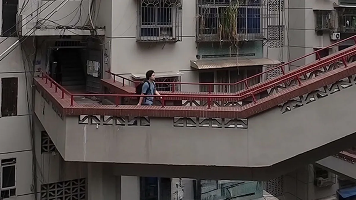 Man Shares What Daily Commute In Chongqing Looks Like, People Are Shocked And Horrified