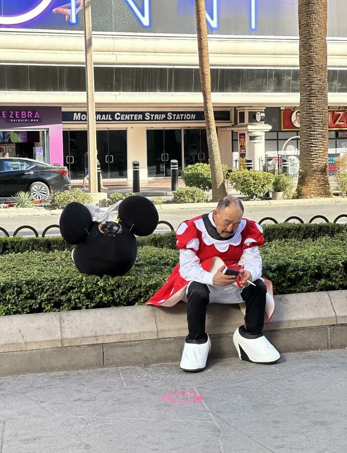 35 ‘Humans Of Capitalism’ Pics That Might Make You Laugh And Cry At The Same Time (New Pics)