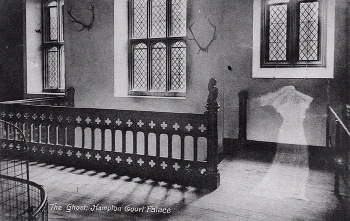 Esta típica postal de principios del siglo XX dice revelar a Catherine Howard, «captada» por la cámara en la sala de los cuernos del palacio.
