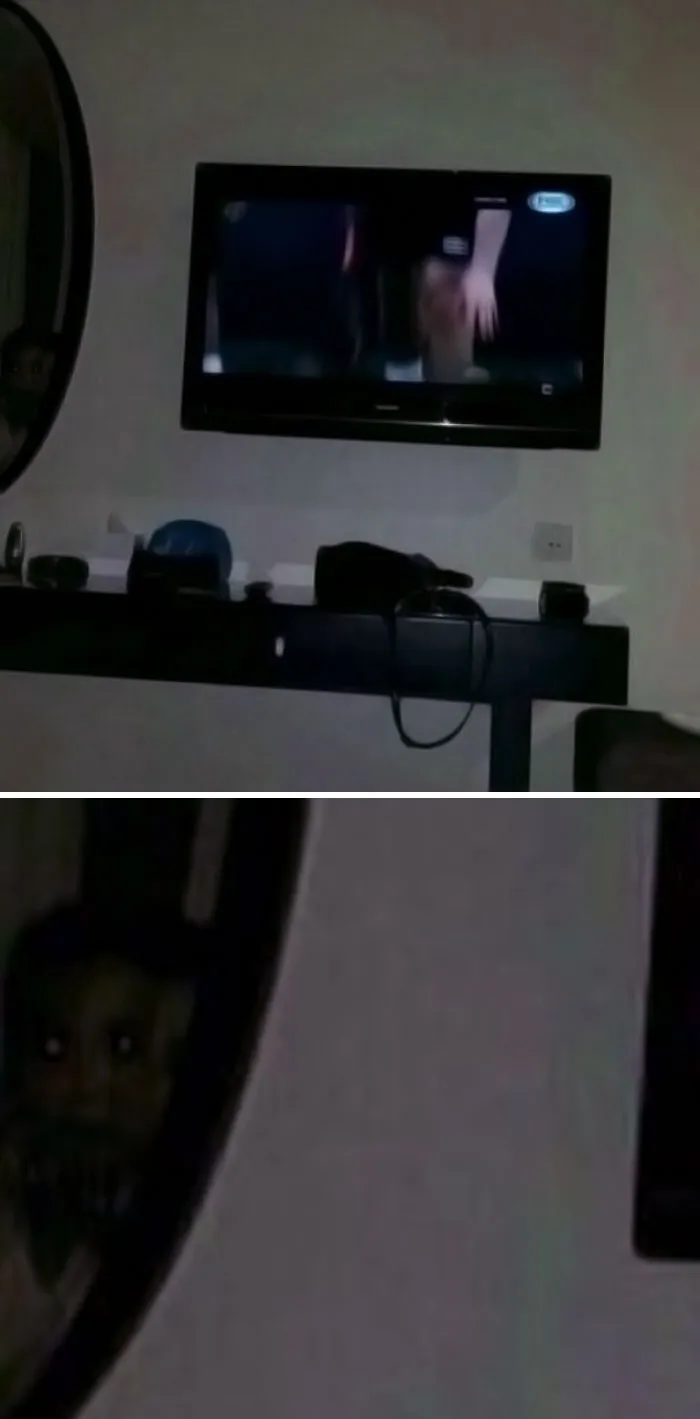 Mi ex novia envió esta foto al chat de su familia para anunciar que había llegado al hotel sana y salva. El hermano contesta, "¿Quién es ese en el espejo?"