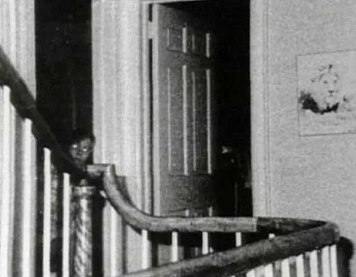 Esta es la famosa foto tomada en el interior de lo que ahora se conoce como la casa del terror de Amityville. Esta foto supuestamente muestra al fantasma de John DeFeo asomándose por una puerta. 1976