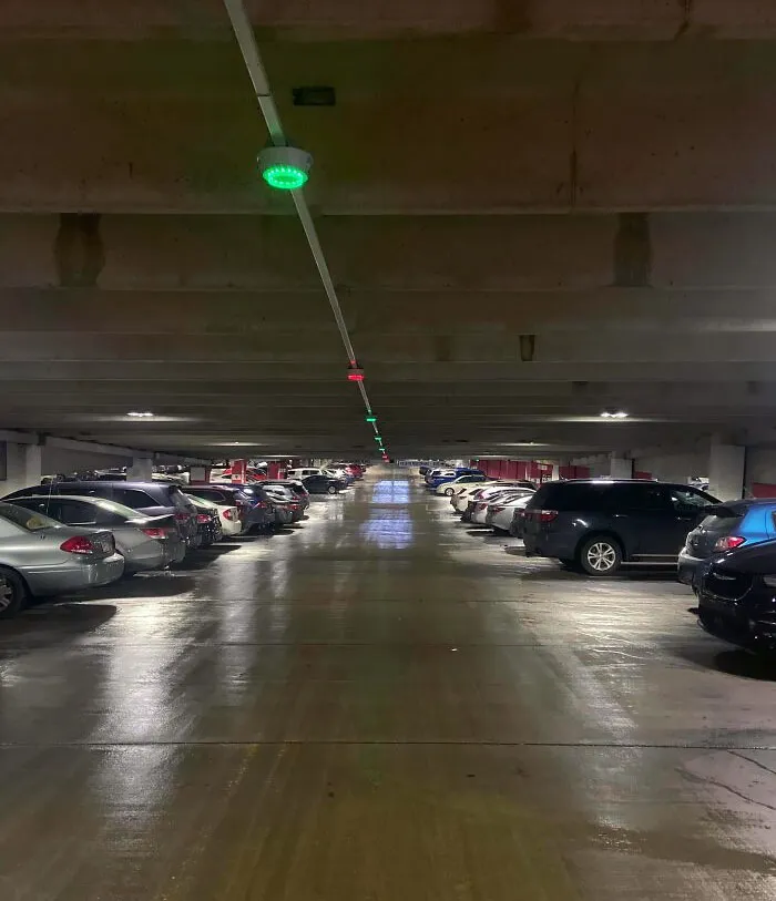 Las rampas de estacionamiento del Mall Of America tienen luces de disponibilidad de aparcamiento para que la gente sepa si hay un sitio libre.