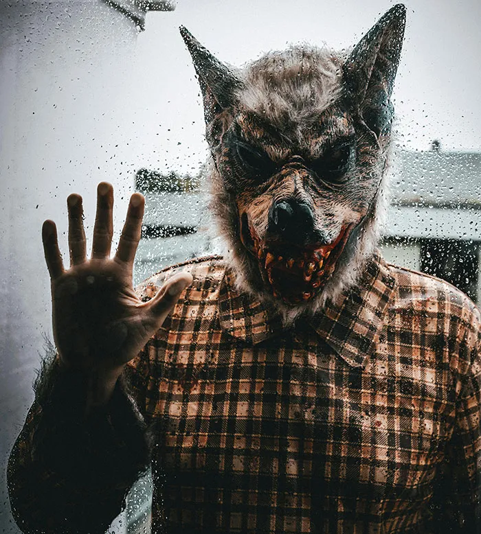 30 Times Scare Actors Couldn’t Continue Acting And Had To Break Character