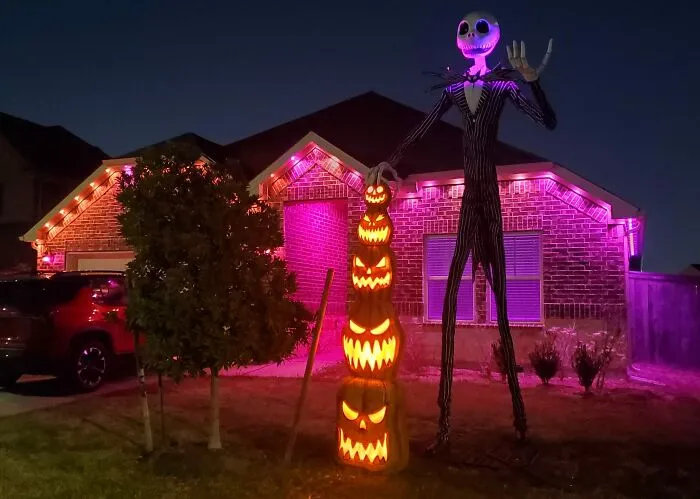 30 Times People Went Above And Beyond When It Came To Decking Out Their Lawn For Halloween