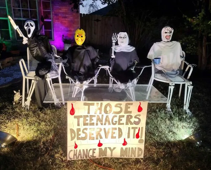 30 Times People Went Above And Beyond When It Came To Decking Out Their Lawn For Halloween