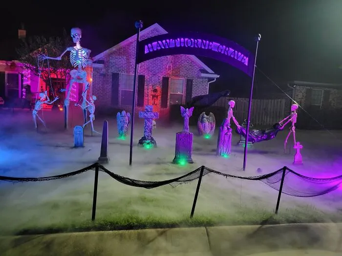 30 Times People Went Above And Beyond When It Came To Decking Out Their Lawn For Halloween