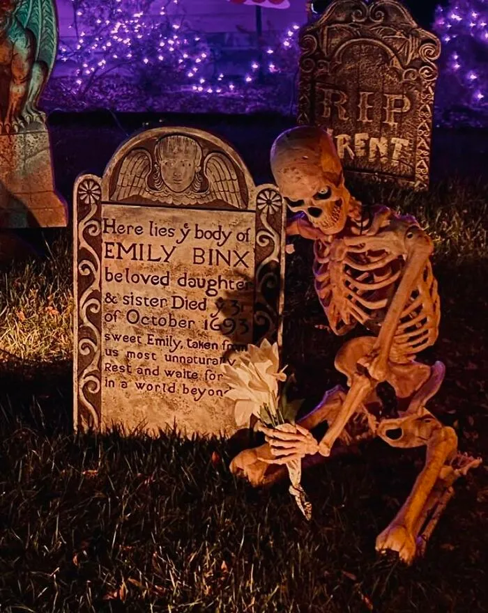 30 Times People Went Above And Beyond When It Came To Decking Out Their Lawn For Halloween