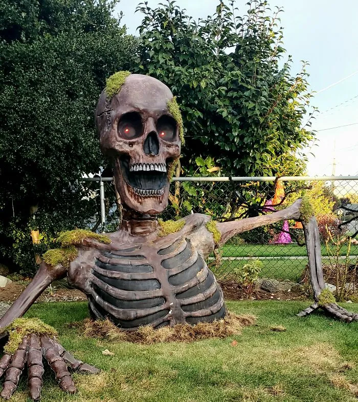 30 Times People Went Above And Beyond When It Came To Decking Out Their Lawn For Halloween