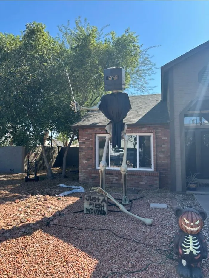 30 Times People Went Above And Beyond When It Came To Decking Out Their Lawn For Halloween