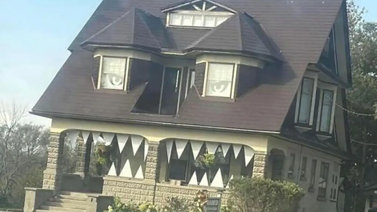 50 Cheap And Creepy DIY Halloween Decor Ideas That Look Unbelievably Cool
