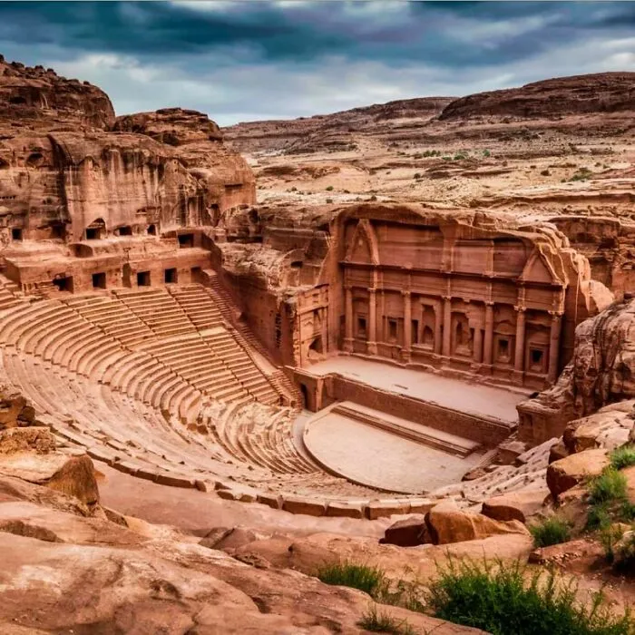 El Teatro de Petra, construido en el siglo I d.C. en Petra (Jordania), es un ejemplo de la avanzada ingeniería y la destreza arquitectónica de los nabateos.