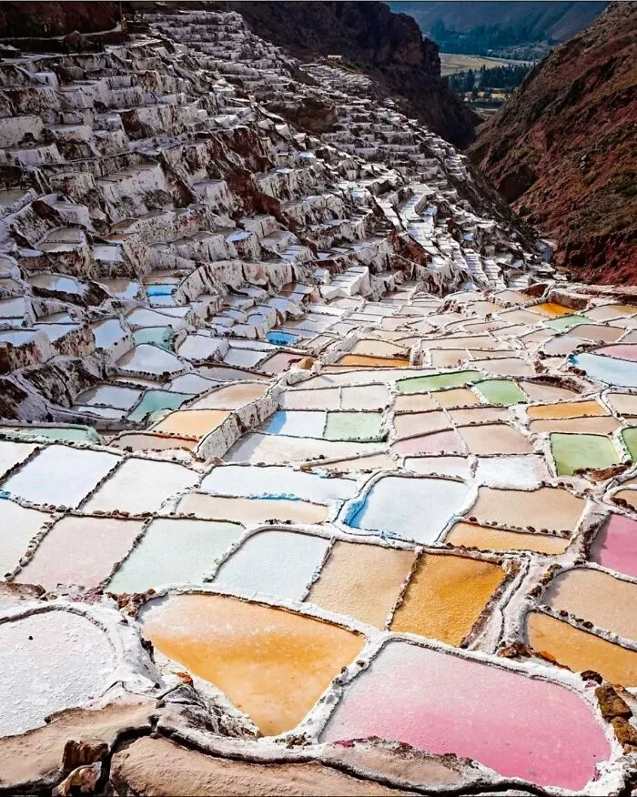 Las minas de sal de Maras, en el Valle Sagrado de Perú, son un antiguo yacimiento donde se extrae sal desde hace más de 2.000 años.