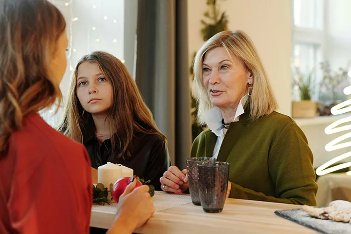 20 Personas revelan el momento en que descubrieron que algo no era normal en su familia