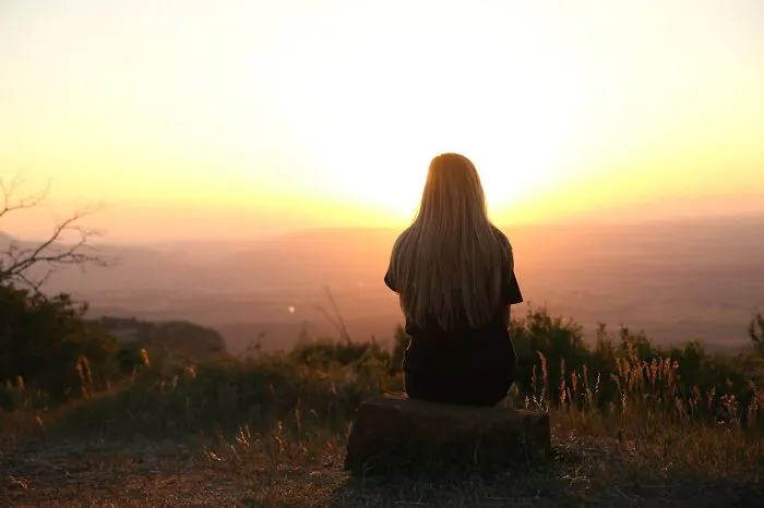 "I Love The Feeling Of Glass": People Open Up About Their Guilty Pleasures (40 Answers)