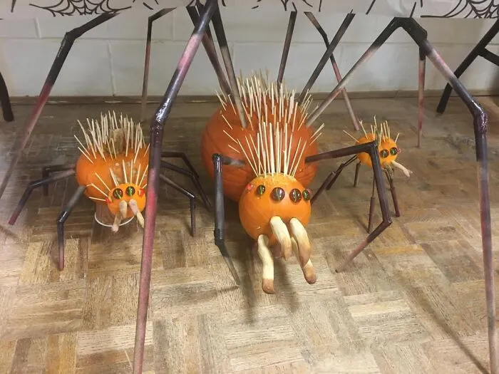 45 Spooky, Quirky, And Jaw-Droppingly Charming Pumpkin Carvings Shared By Folks Online