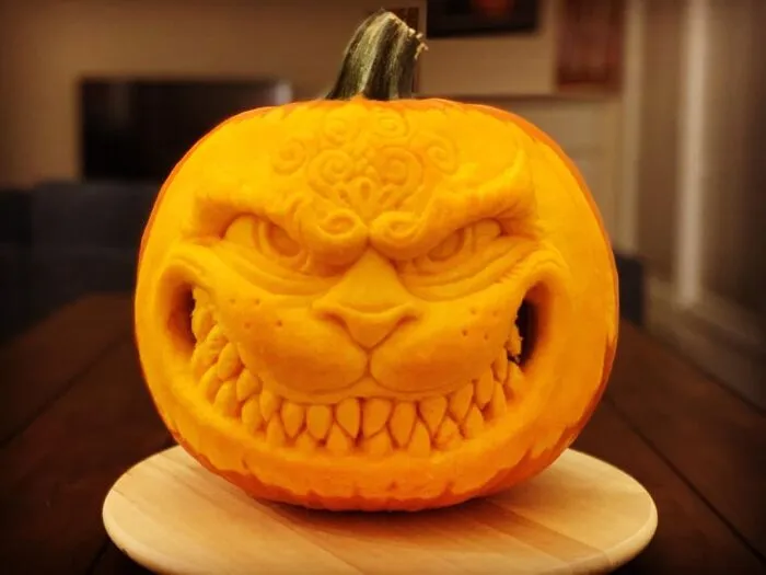 45 Spooky, Quirky, And Jaw-Droppingly Charming Pumpkin Carvings Shared By Folks Online