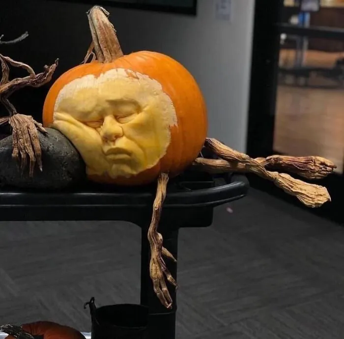 45 Spooky, Quirky, And Jaw-Droppingly Charming Pumpkin Carvings Shared By Folks Online