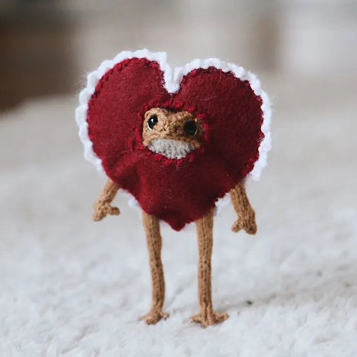 Artist Creates 47 Miniature Frogs With Tiny Outfits That Are Too Adorable To Handle