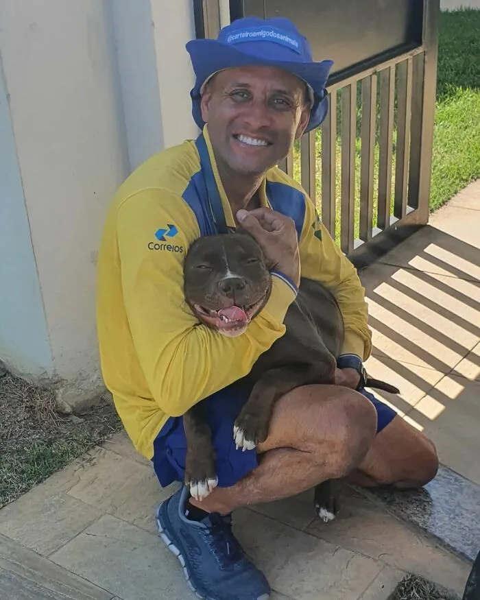 Animal-Friendly Postman: 44 Selfies This Man Took With Every Animal On His Mailing Route (New Pics)