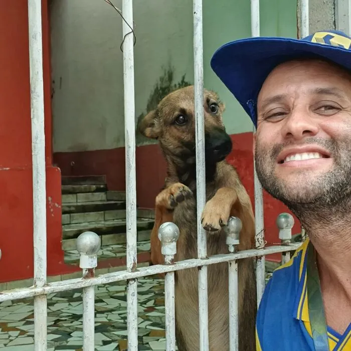 Animal-Friendly Postman: 44 Selfies This Man Took With Every Animal On His Mailing Route (New Pics)