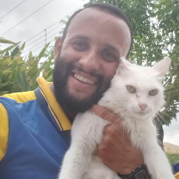 Animal-Friendly Postman: 44 Selfies This Man Took With Every Animal On His Mailing Route (New Pics)