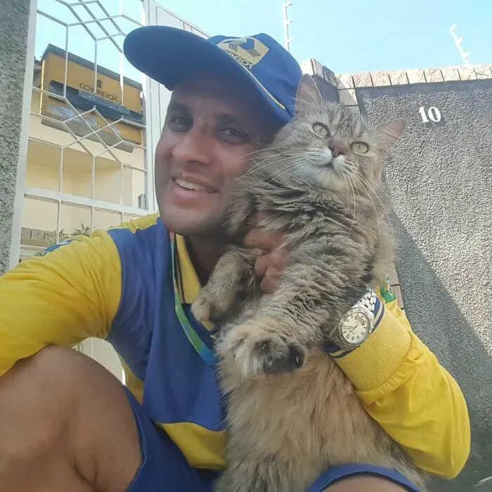 Animal-Friendly Postman: 44 Selfies This Man Took With Every Animal On His Mailing Route (New Pics)