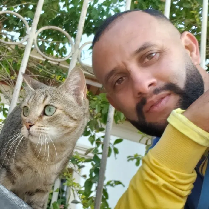 Animal-Friendly Postman: 44 Selfies This Man Took With Every Animal On His Mailing Route (New Pics)