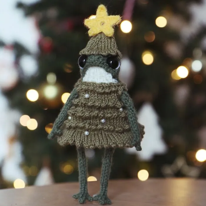 Artist Creates 47 Miniature Frogs With Tiny Outfits That Are Too Adorable To Handle