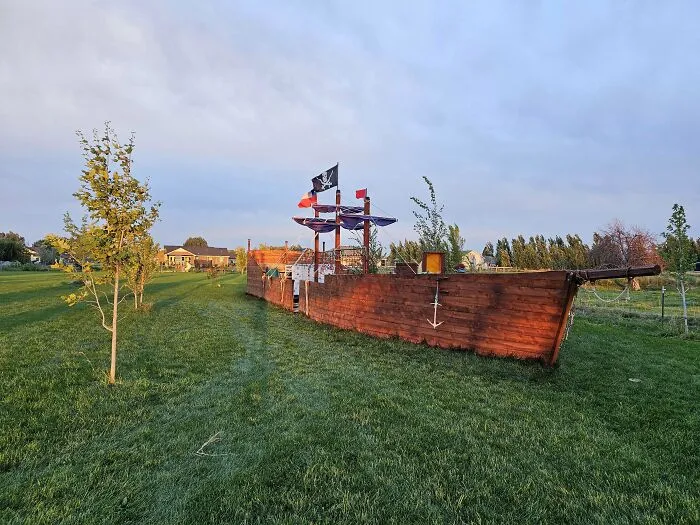 Construí un barco de 65 pies en mi patio trasero para mis 4 hijos.