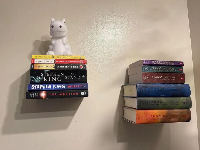 Add Some Industrial Chic To Your Walls Without The Permanent Fixture With A <a Style="Display:inline;" Href="Https://Www.amazon.com/Umbra-Conceal-Floating-Bookshelf-Silver/Dp/B000ivrtbo?ie=utf8&th=1&linkcode=ll1&tag=bpgecko-20&linkid=6a327d95c6b576f6842491f527566cfe&language=en_us&ref_=as_li_ss_tl" Target="_blank"><span Style="Font: Inherit; Color: #d74b1f;"> Sturdy Metal Floating Bookshelf</Span>, A Renter-Friendly Solution That Keeps Your Books And Decor Organized And On Display