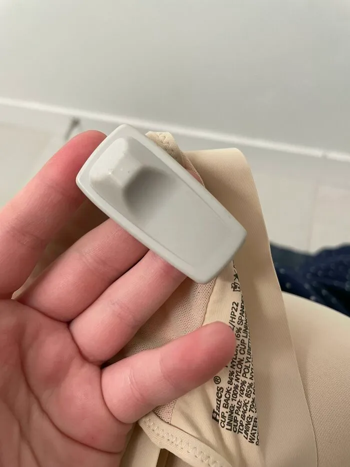 Recibí un sujetador nuevo por Internet. Cuando llegó esta cosa todavía estaba conectada